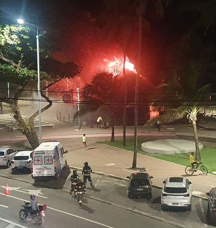 Barraca de restaurante é destruída por incêndio na orla de Jatiúca