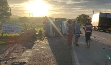 Acidente com van que voltava de Festival de Inverno deixa 2 mortos e 17 feridos em Água Branca, AL