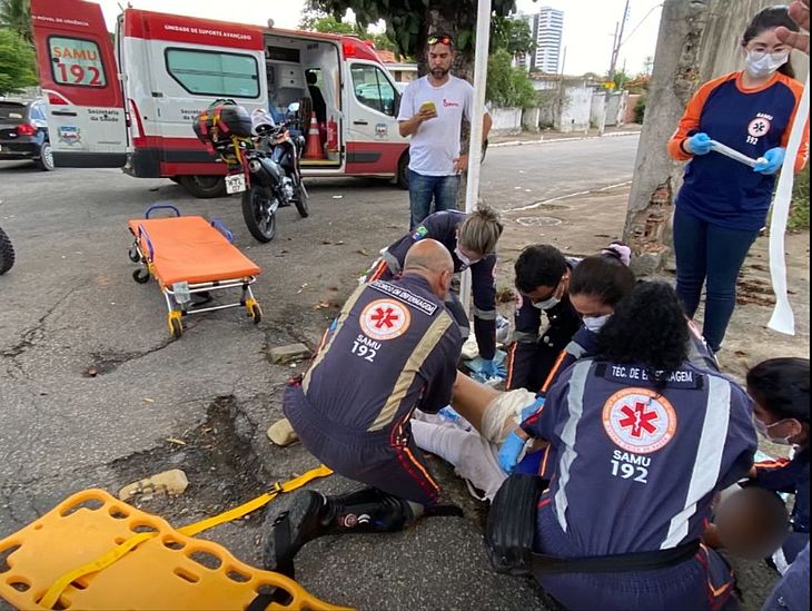 Passageira de moto fica ferida após colisão com carro