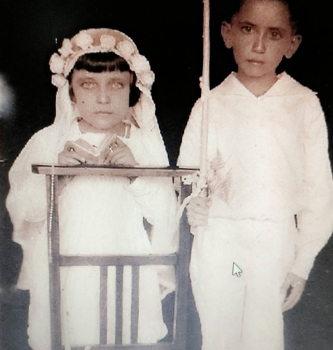 Maria Luísa Marques e o irmão Jota Duarte em fotografia de Primeira Comunhão