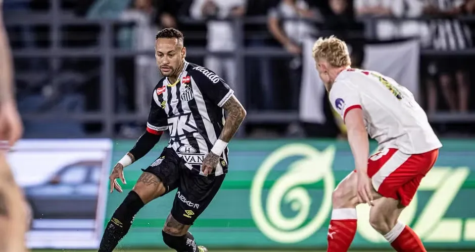 Neymar atua por 45 minutos em amistoso e prova que precisa de ajuda