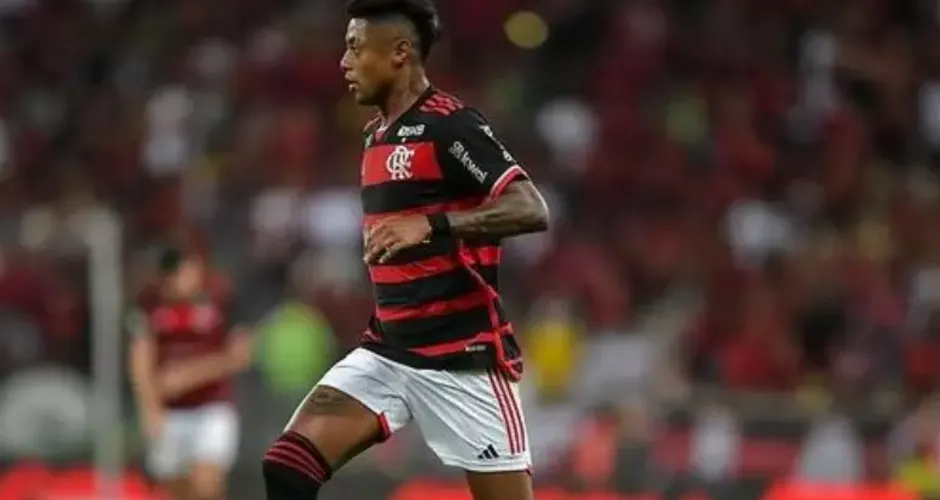 Bruno Henrique é xingado de 'bandido' e atingido por copo