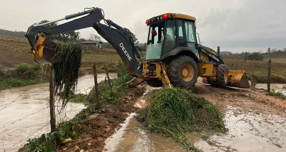 Transtornos, alertas e previsão de mais chuva: temporais deixam rastro de destruição