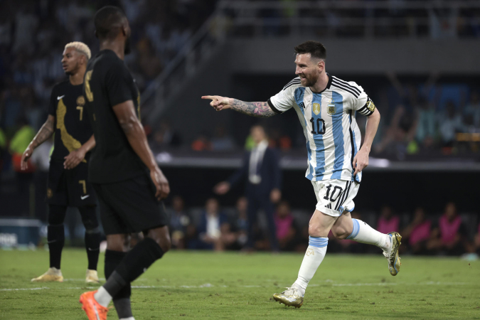 Lionel Messi chega ao 100º gol na seleção argentina