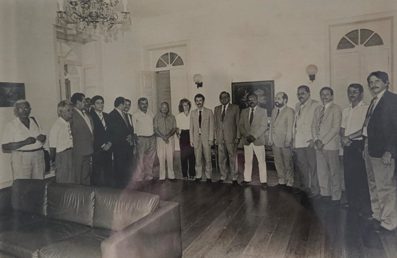 Jota Duarte ao assumir como governador interino de Alagoas na década de 80 recebendo vereadores e lideranças palmeirenses