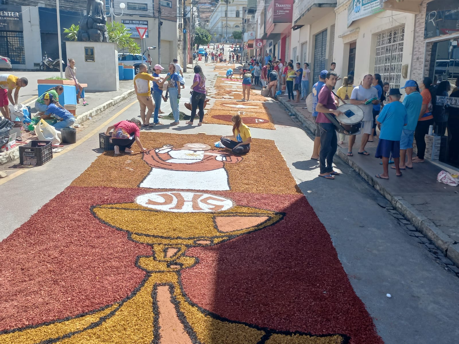 Católicos confeccionam tapetes para a procissão de Corpus Christi em Palmeira dos Índios