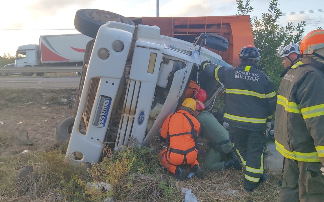 Caminhão tomba e deixa motorista ferido na Barra de São Miguel