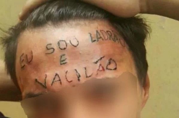 “Sou ladrão e vacilão”: jovem que viralizou ao ter testa tatuada é preso por furto