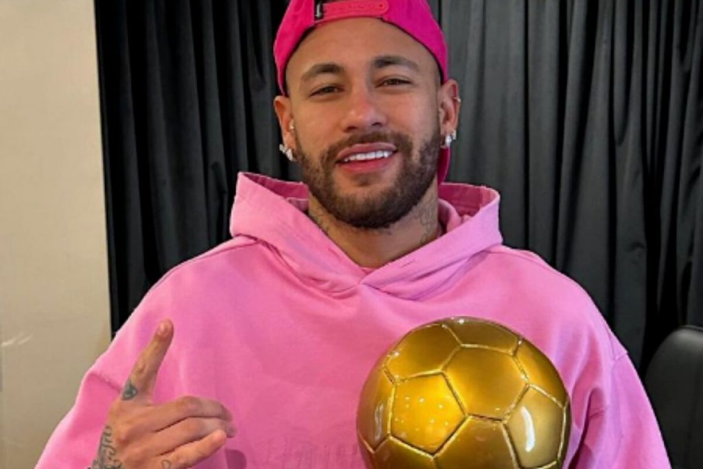 Neymar dá spoiler ao ser eleito o melhor jogador brasileiro atuando no exterior