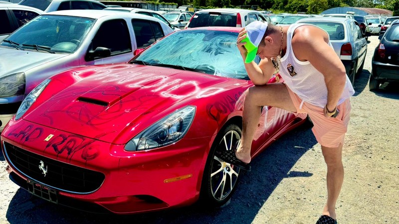 Ação de marketing: Ferrari vandalizada encontrada na Ponta Verde é apreendida por irregularidades