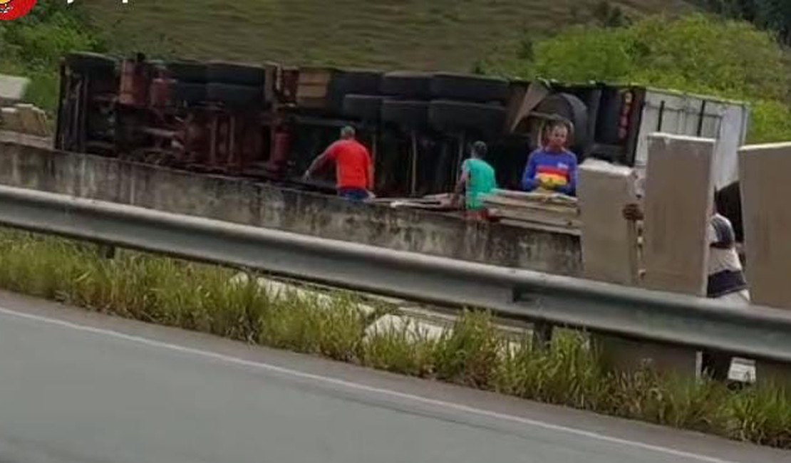 Caminhão que transportava móveis móveis tomba na BR-101 e carga é saqueada