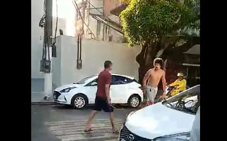  PM armado com facão é atropelado e tem perna quebrada por artista plástico 