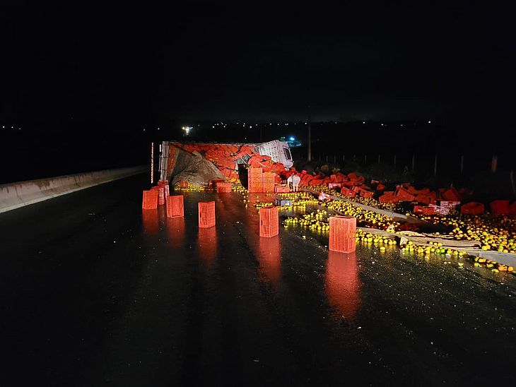 Caminhão com carga de laranjas tomba após bater em mureta na AL-115