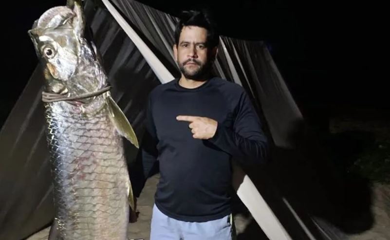 Pescador capturar Camurupim de quase 2 metros e mais de 50 kg na Praia do Gunga em Alagoas