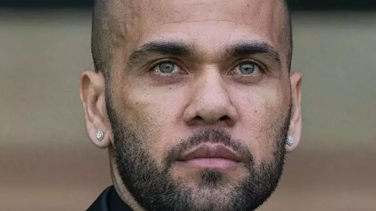 Daniel Alves é condenado a pagar R$ 80 mil de indenização por se apropriar de música de sertanejos