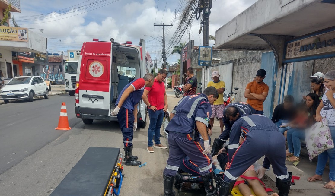 Condutor colide em motocicleta com mulher e criança em Arapiraca 