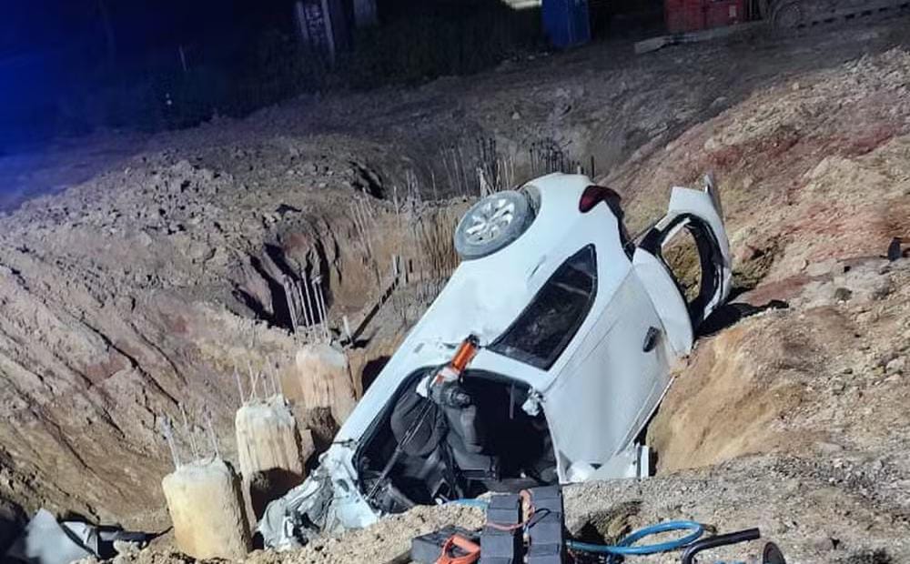 Acidente em Marechal Deodoro deixa mortos e feridos após carro cair em obra na BR-424