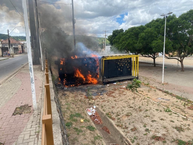 Container pega fogo e fica destruído em Palmeira dos Índios