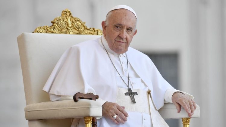 Papa Francisco aparece com um grande hematoma no queixo durante cerimônia. Foto: Guglielmo Mangiapane/Reuters