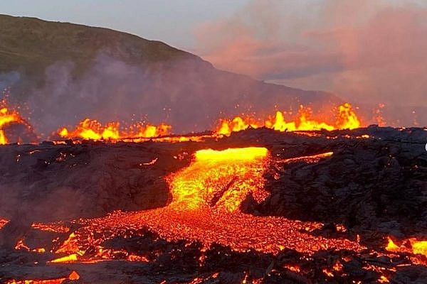 Vídeo: erupção vulcânica causa espetáculo e atrai turistas na Islândia
