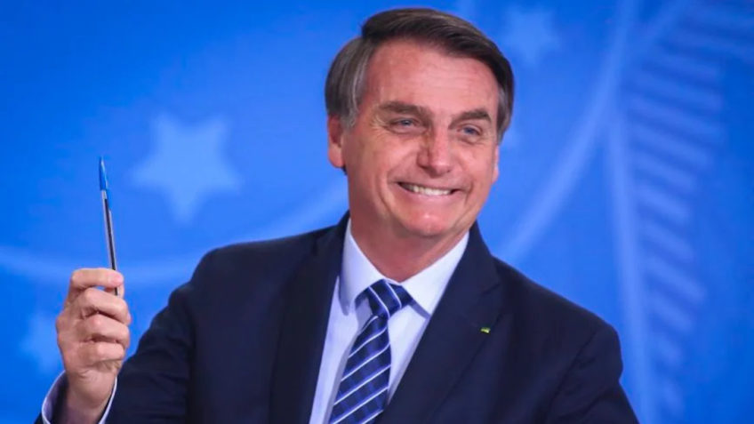 O presidente Jair Bolsonaro (PL) sancionou nesta 5ª feira (4.ago.2022) o piso salarial da enfermagem. A proposta estabelece uma remuneração mínima de R$ 4.750 para enfermeiros. 